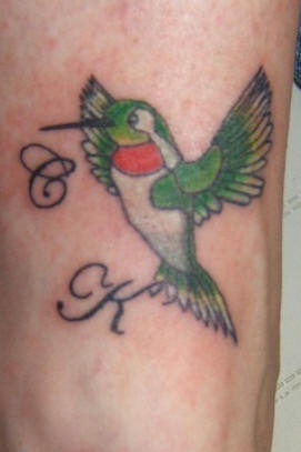 腿部彩色字母和蜂鸟纹身图片