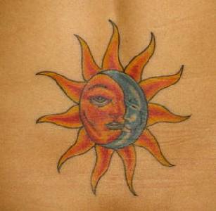 腰部彩色太阳和月亮纹身图案