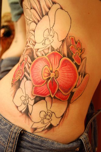 女性腰侧彩色兰花纹身图案
