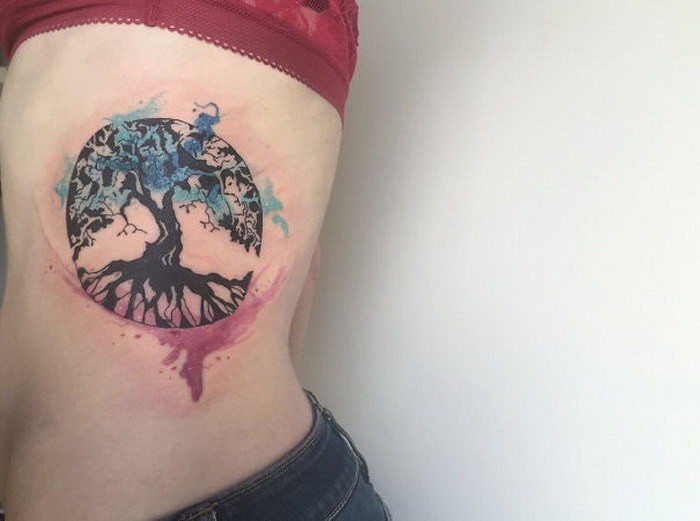 腰侧圆形彩色大树纹身图案