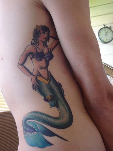 腰侧彩色美人鱼纹身图案