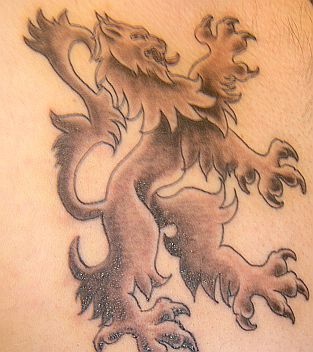 背部棕色咆哮的母狮子纹身图案