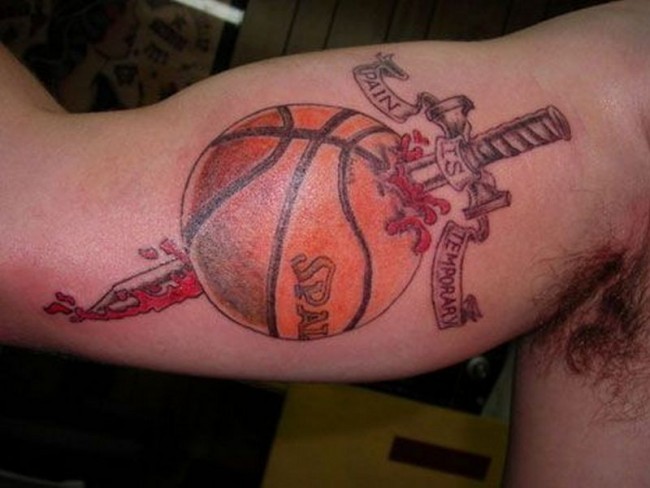 手臂彩色武士刀和刻字篮球纹身图片