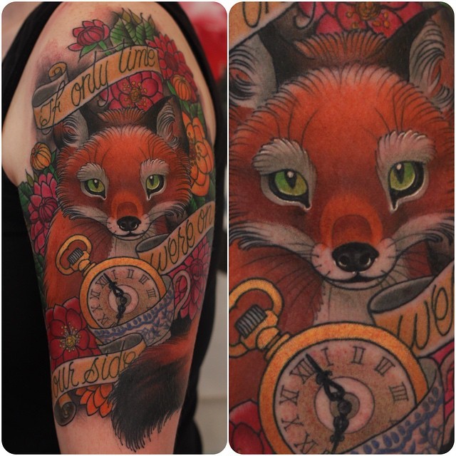 肩部彩色狐狸与字母纹身图案