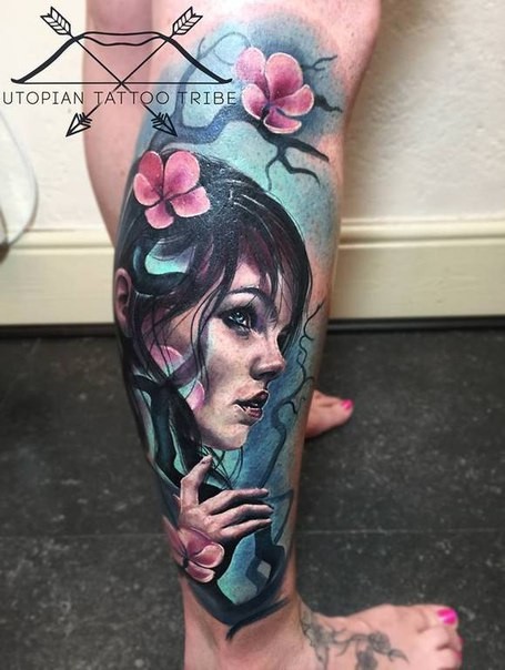 腿部新风格的彩色女人与花纹身图案
