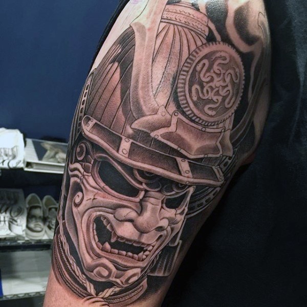 肩部棕色滑稽的武士头盔纹身图案