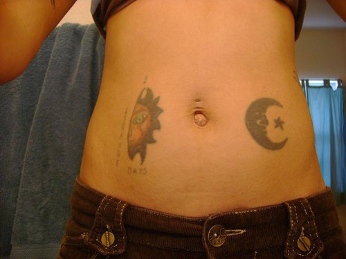 腹部彩色太阳和月亮纹身图案