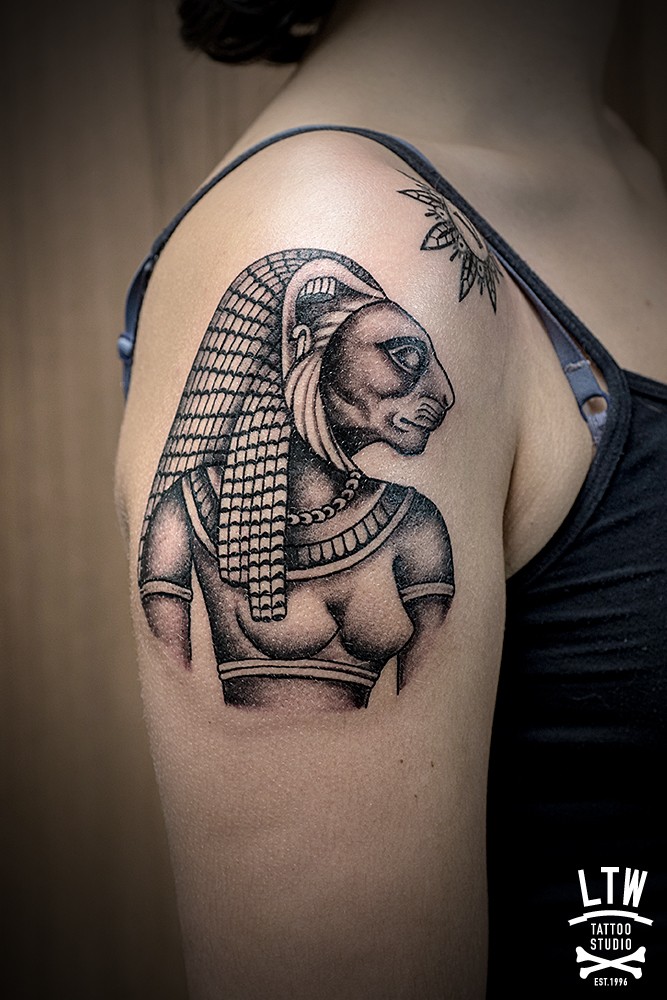 肩部黑色埃及女神插画风格纹身图片
