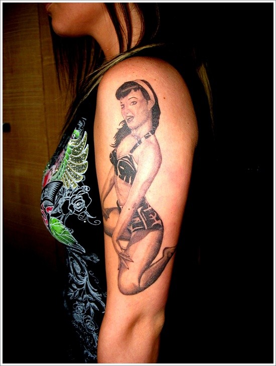 黑灰老式照片女人肩部纹身图案