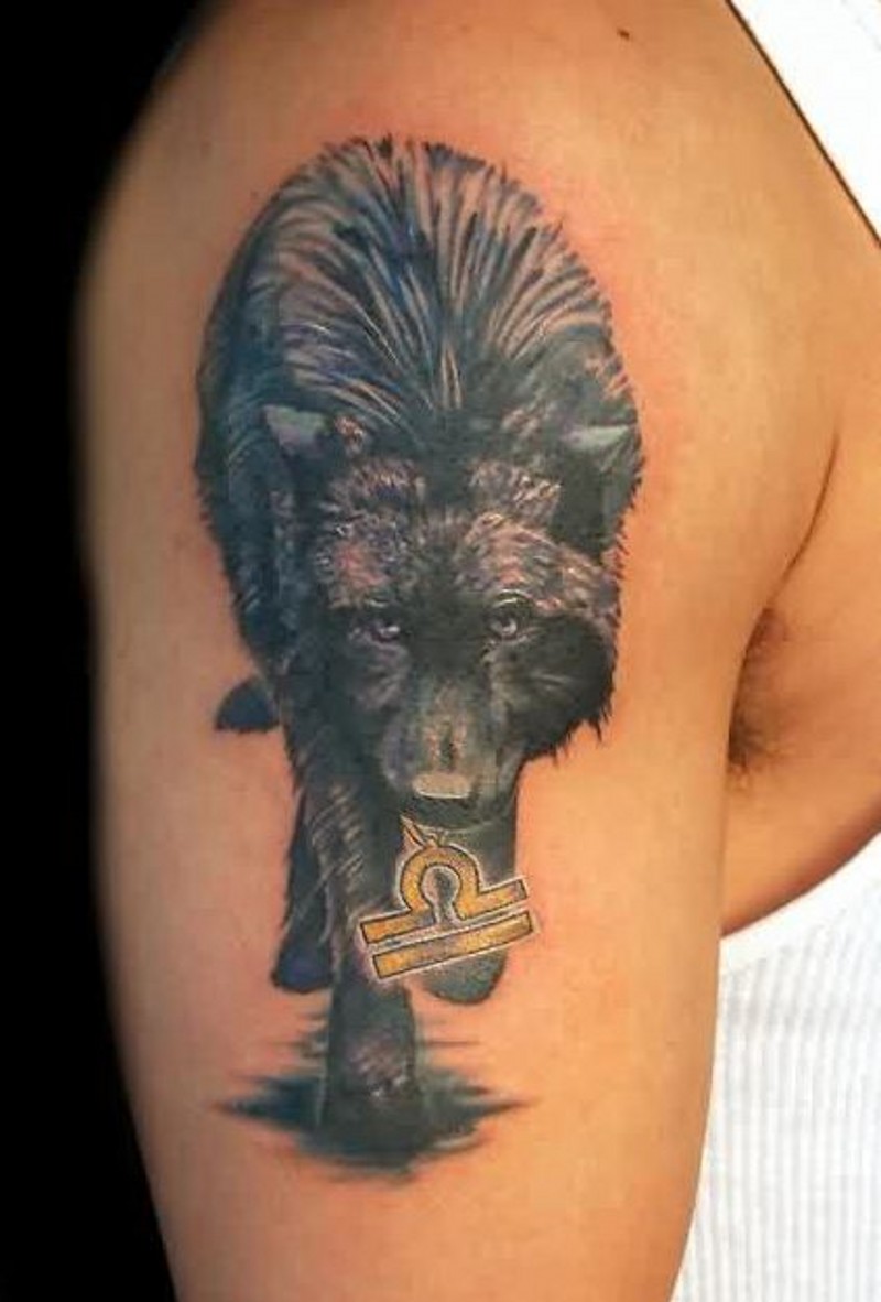 肩部黑灰狼叼钥匙纹身图案