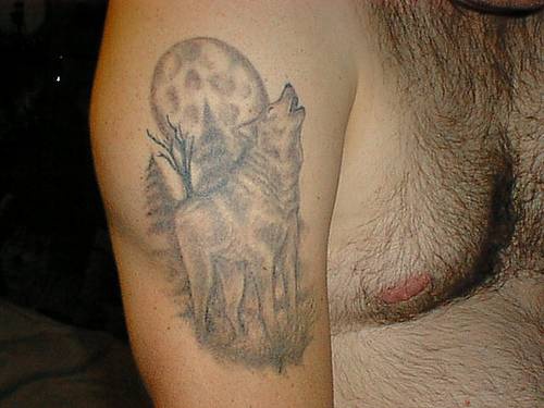 肩部灰色狼和满月纹身图案