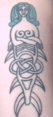 手臂彩色中世纪风格的美人鱼纹身