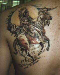 肩部棕色印度人骑马纹身图案