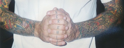 手指黑色英文字母纹身图片