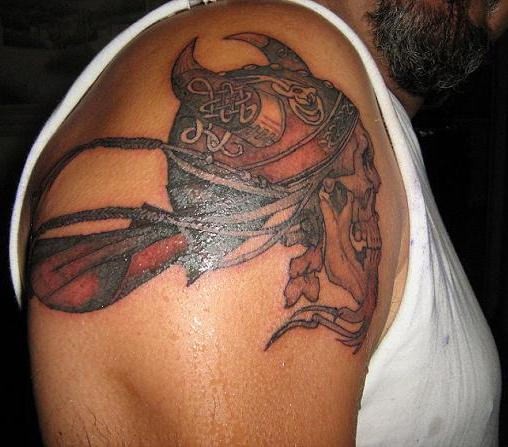 肩部棕色海盗骷髅头纹身图案