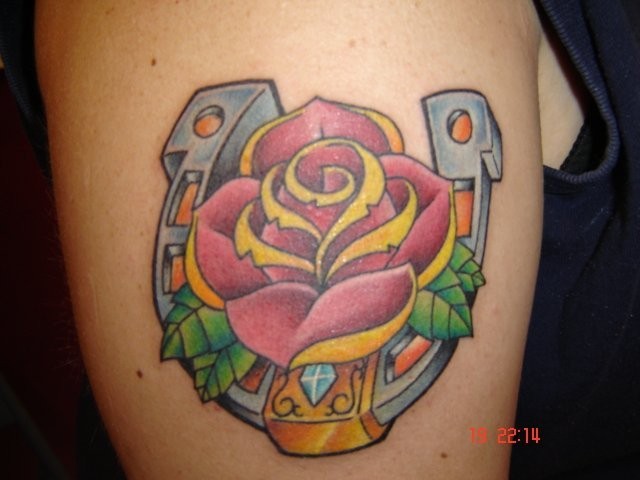 肩部彩色玫瑰花和马蹄铁纹身图片
