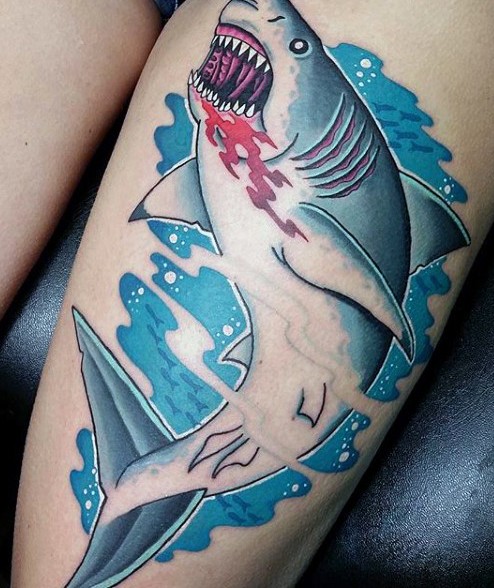 腿部卡通彩色血色鲨鱼纹身图案