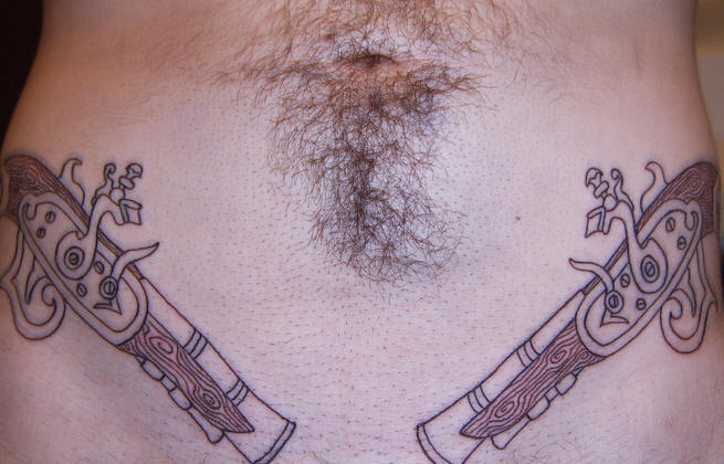 腹部棕色海盗的火枪纹身图案