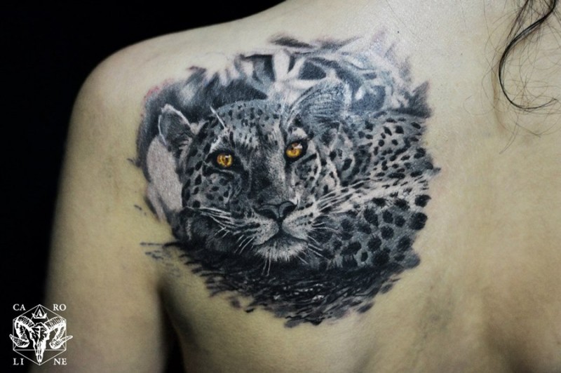 肩部逼真的华丽豹子纹身图案