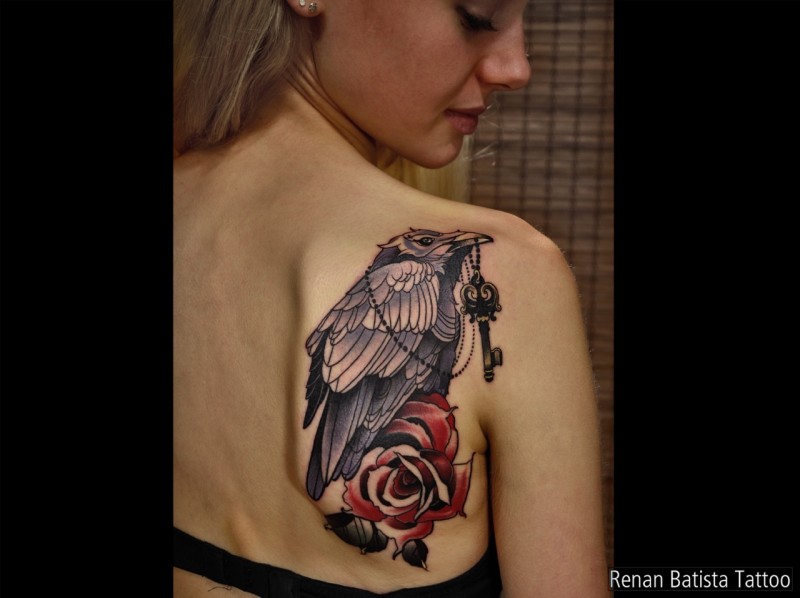 插画风格色肩部乌鸦和玫瑰纹身