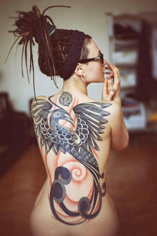女性背部现代风格的凤凰纹身图案