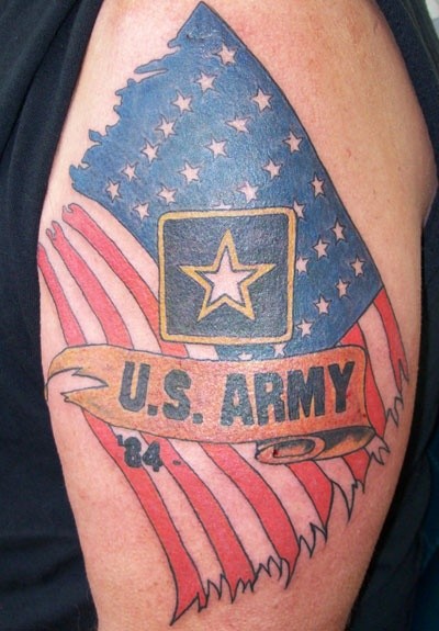 肩上彩色美国军事标志纹身图片