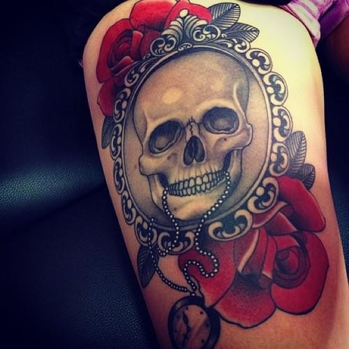 腿部彩色骷髅和红玫瑰纹身图案