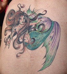腿部彩色美人鱼纹身图案