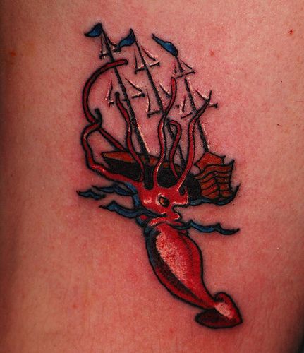 腰部彩色章鱼袭击船纹身图案