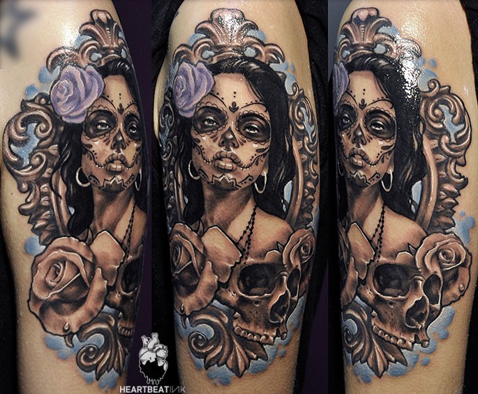 墨西哥传统风格的彩色妇女头骨纹身