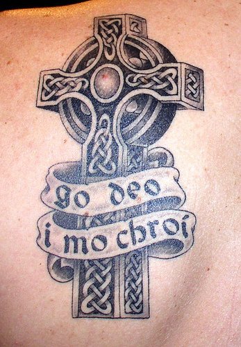肩部灰色爱尔兰基督教艺术纹身