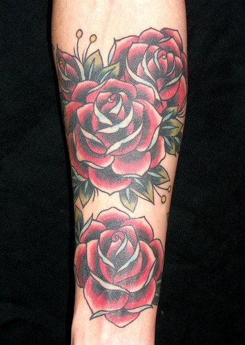 手臂彩色红玫瑰纹身图案