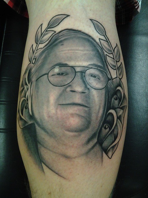 腿部灰色男子肖像与花纹身图案
