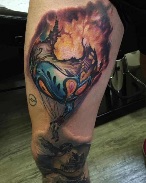 腿部漂亮的彩色燃烧气球纹身图案