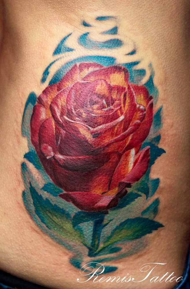 腰侧彩色逼真的玫瑰纹身图案