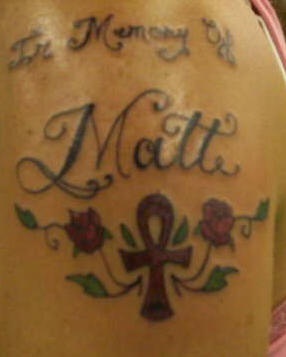 肩部彩色十字架和玫瑰纹身图案