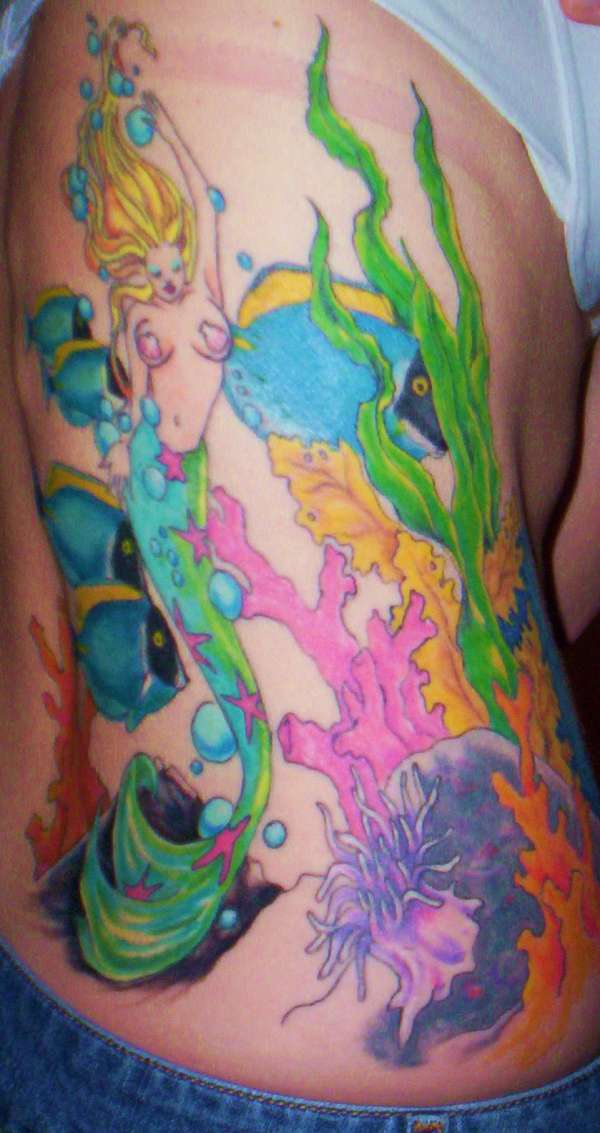 腰侧彩色水下美人鱼纹身图案