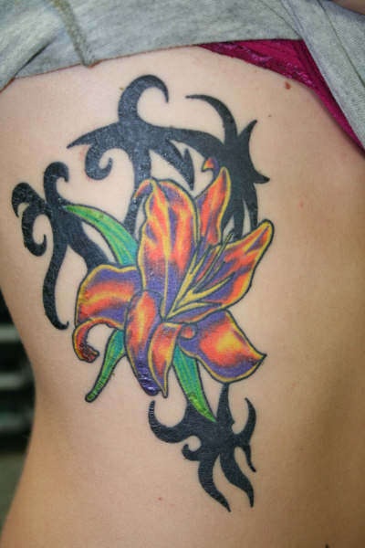 腰侧彩色百合花与部落花纹身图案