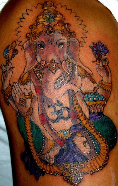 肩部彩色印度象神纹身图案
