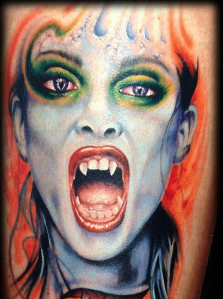 腿部彩色逼真的吸血鬼女人纹身