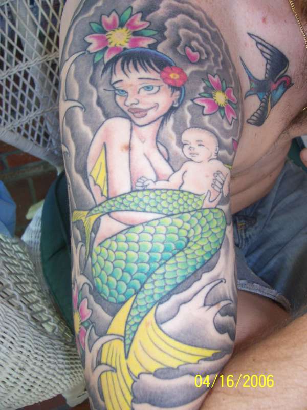 肩部彩色美人鱼和儿童纹身图片