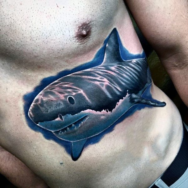 腹部彩色水中的巨型鲨鱼纹身图案