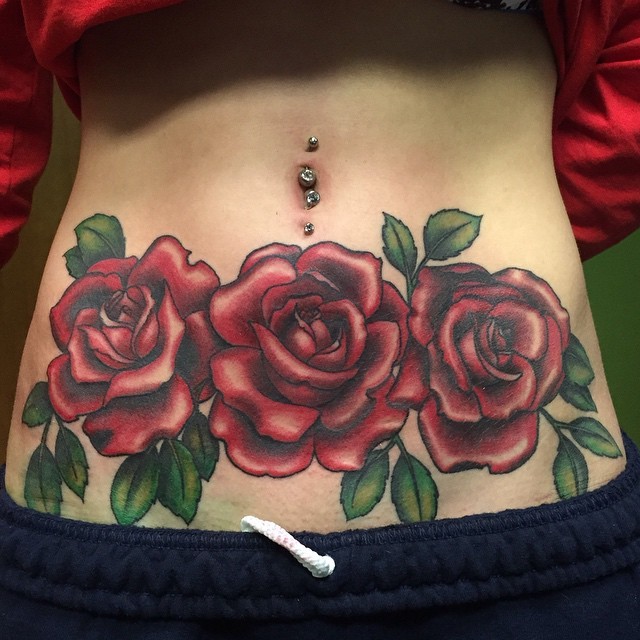 女性腹部彩色红玫瑰花纹身图案