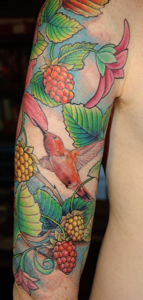 手臂彩色奇异的花和蜂鸟纹身