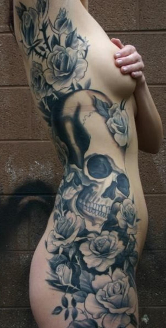 女性腰侧黑灰色头骨与玫瑰纹身图案