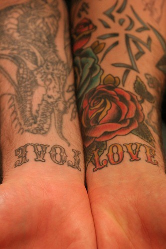 手臂彩色爱情主题玫瑰纹身图案