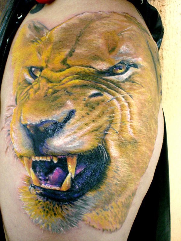 腿部彩色母狮亚历克斯朋克纹身图案