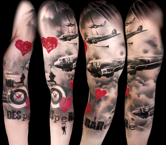 肩部彩色字母和军用飞机纹身图案