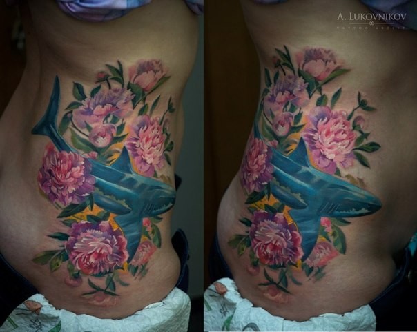 腰部新风格的彩色花和鲨鱼纹身图案
