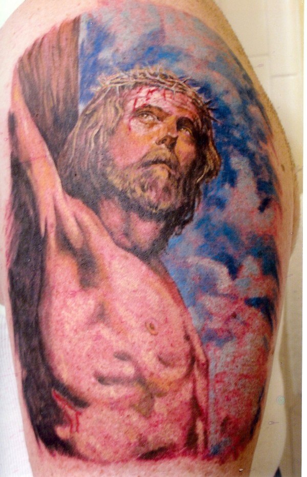 肩部彩色耶稣受难的纹身图案